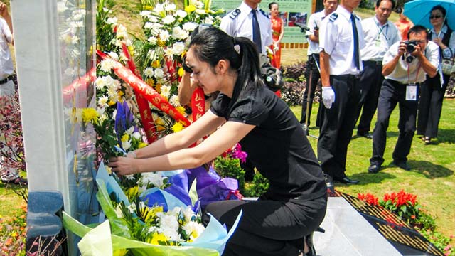 2009年邢丹在省红会为丛飞纪念碑揭幕仪式上献花