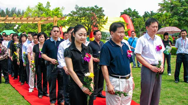 2009年邢丹参加省红会为丛飞纪念碑揭幕仪式活动